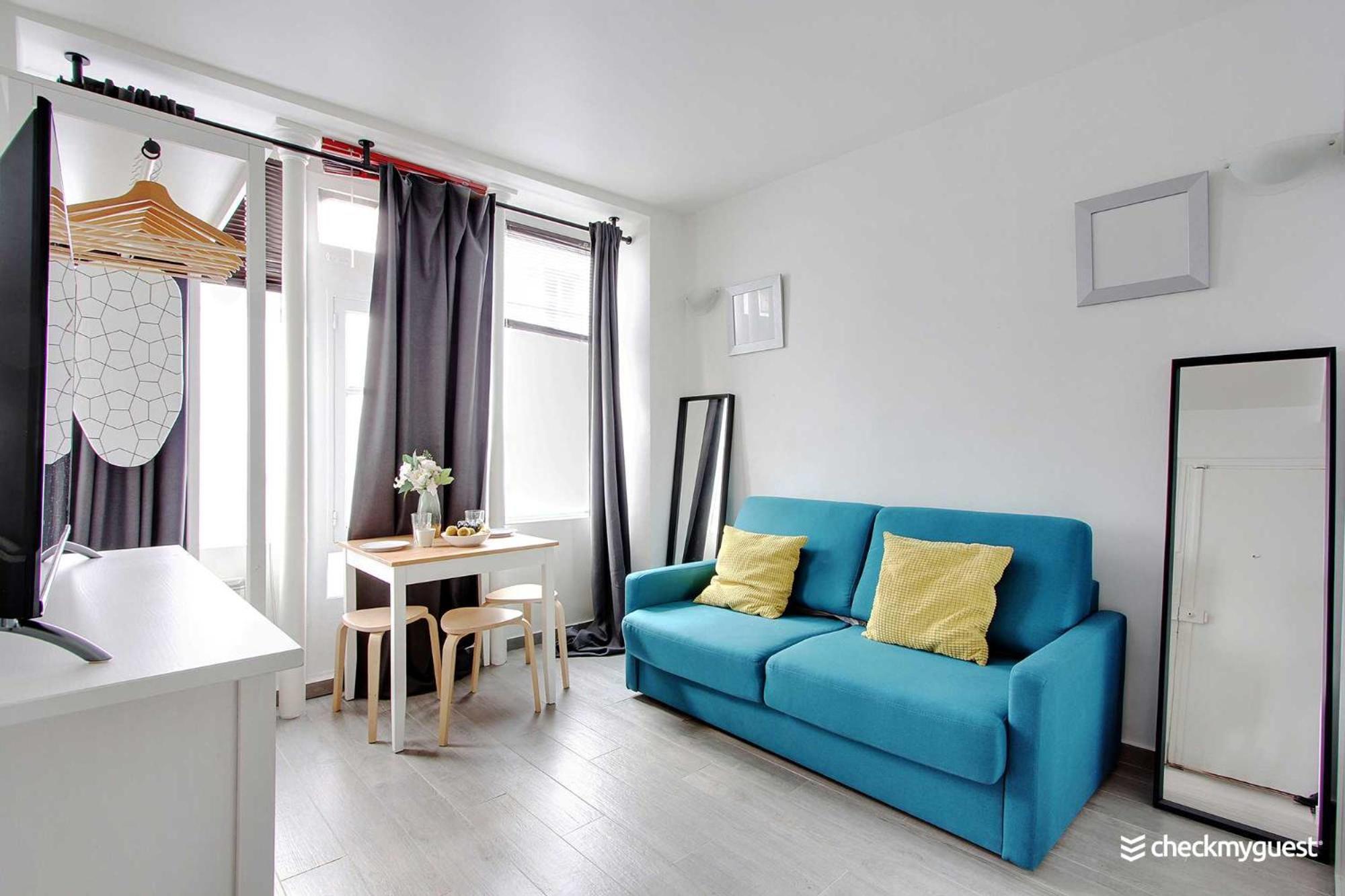 A Parisian Experience For 2 - Place De Clichy Appartement Parijs