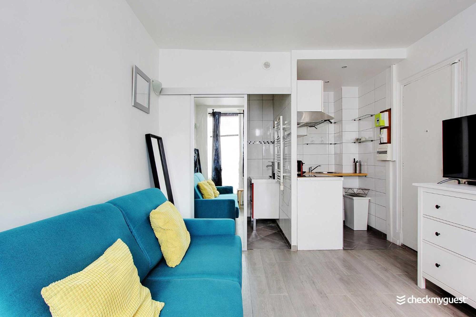 A Parisian Experience For 2 - Place De Clichy * Parijs