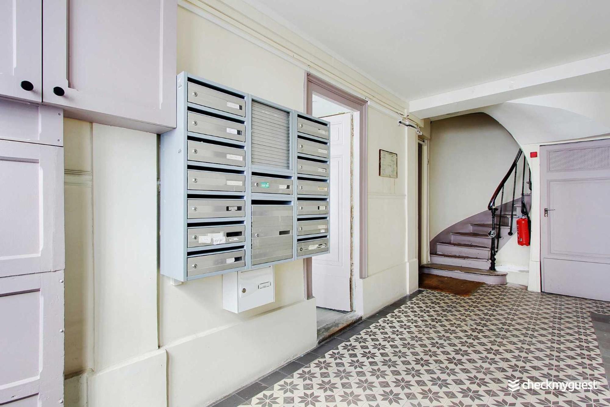 A Parisian Experience For 2 - Place De Clichy * Parijs